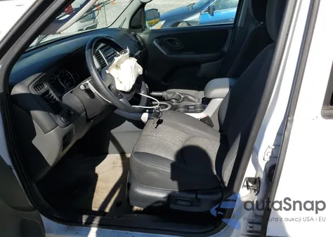 2005 Mazda Tribute S из США, поврежденный, VIN 4F2YZ04175KM12181